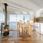 Bright Base With Coastal Access ספינת מלון
