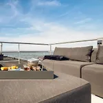 Bright Base With Coastal Access ספינת מלון *
