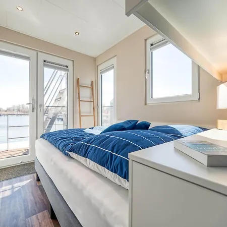 Hotel en barco Bright Base With Coastal Access *