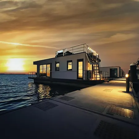 Hausboot Am Saaler Bodden,