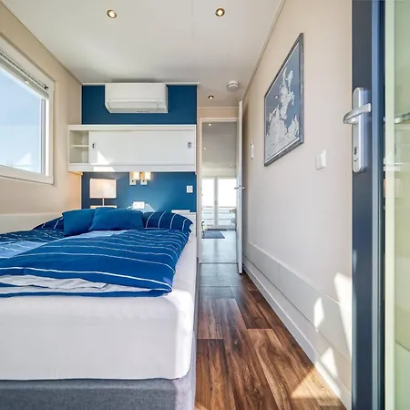 Hausboot Am Saaler Bodden, Hotel en barco *