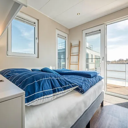 Hausboot Am Saaler Bodden, Botel