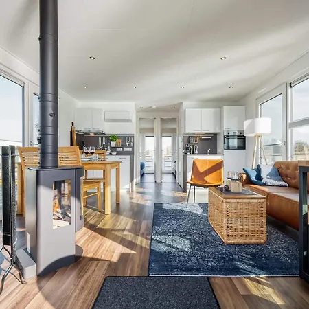 Bright Base With Coastal Access Hotel en barco *