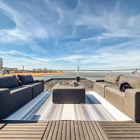 Hotel en barco Bright Base With Coastal Access