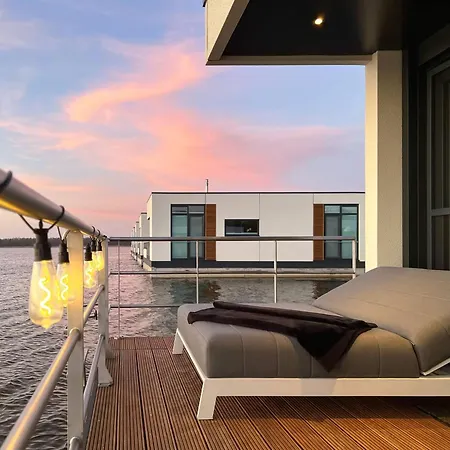 Bright Base With Coastal Access Hotel en barco *